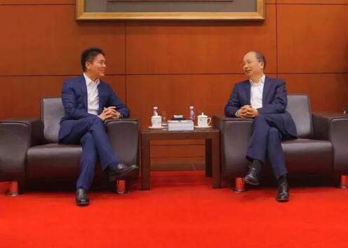 中國(guó)工商銀行董事長(zhǎng)易會(huì)滿和京東集團(tuán)董事局主席兼首席執(zhí)行官劉強(qiáng)東見(jiàn)證了雙方合作協(xié)議的簽署。 