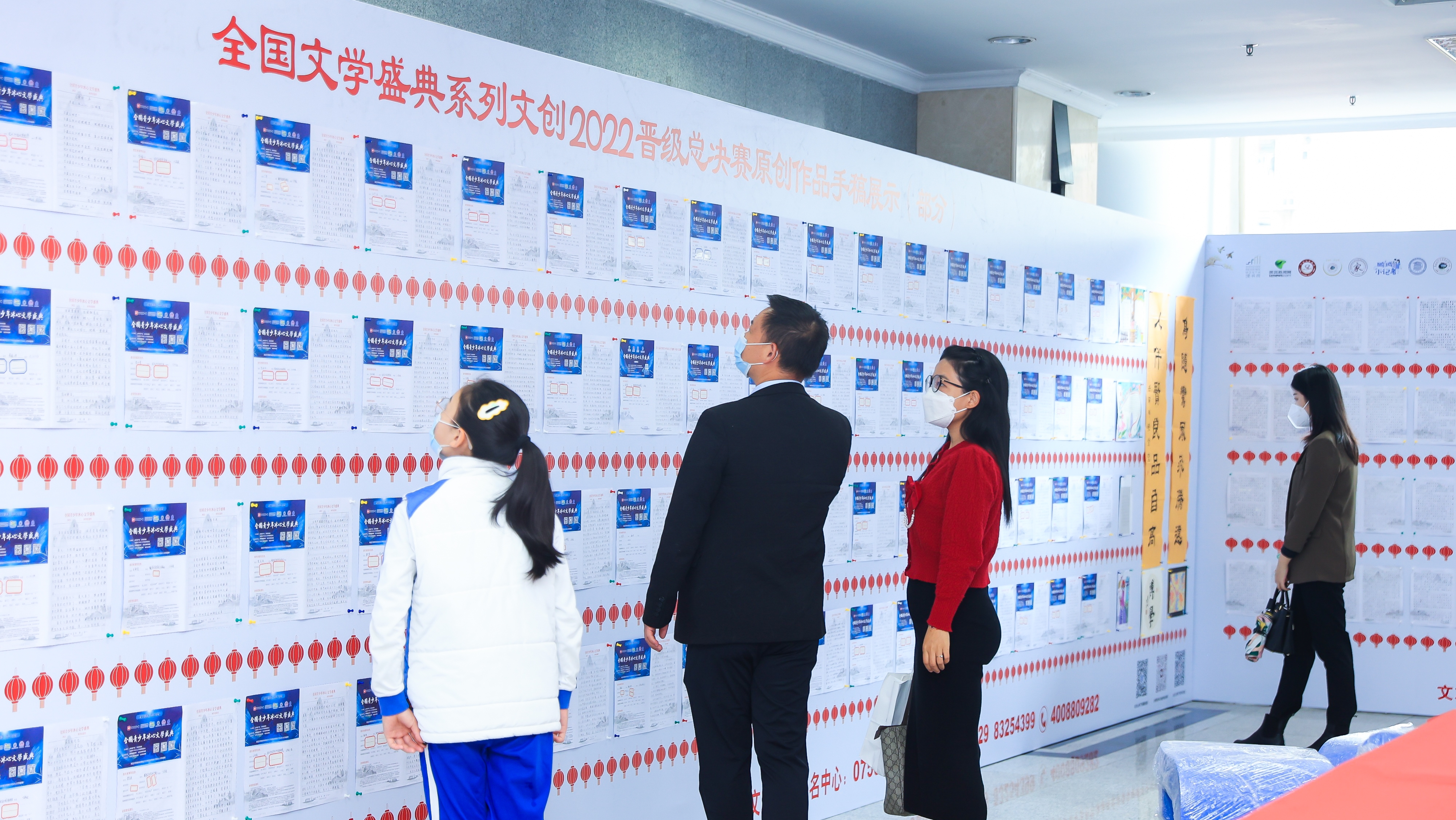 與會的領導嘉賓、師生文友共同走進全國文學盛典年度慶典現(xiàn)場展示區(qū)